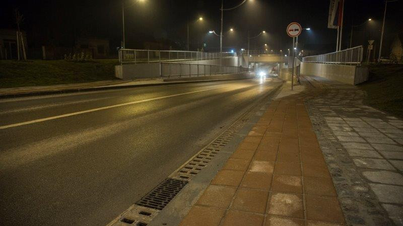 Podvoznjak_na_magistralnom_putu__Sremska_Mitrovica.jpg
